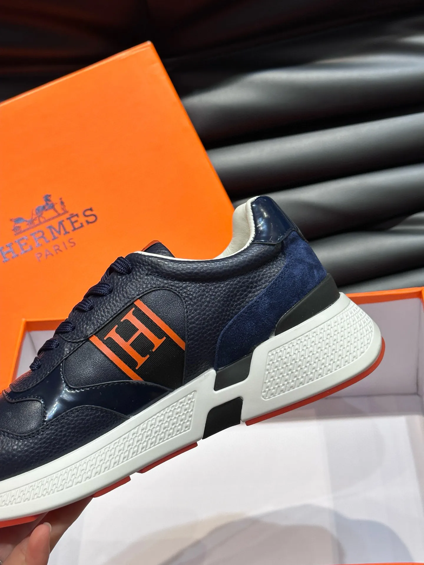 Factory price: 540💰HERMES/Hermes Hugo thick-soled sneakers are casual men's shoes. These sneakers are made of imported first-layer cowhide leather and breathable mesh design. The contrasting color design creates a dynamic and modern shape. The front end of the toe is decorated with natural-color rubber inlays. The style is novel and fashionable. The texture is incomparable, with cowhide lining and cowhide foot pads, the upper foot is comfortable and breathable, and the rubber sole is decorated with geometric patterns and iconic "H" details. A very personal one! Size: 39-44 (customized at 38.45)
